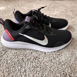 Nike Black and White Athletic Shoes with Breathable Mesh